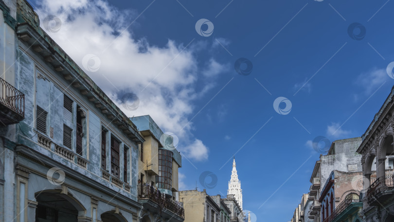 Скачать Городская улица. Фасады старых зданий с изношенной, потрескавшейся штукатуркой. фотосток Ozero