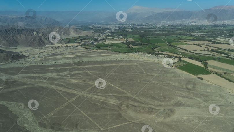 Скачать Пустыня Наска. Вид с высоты птичьего полета. Древние геоглифы и прямые пересекающиеся линии фотосток Ozero