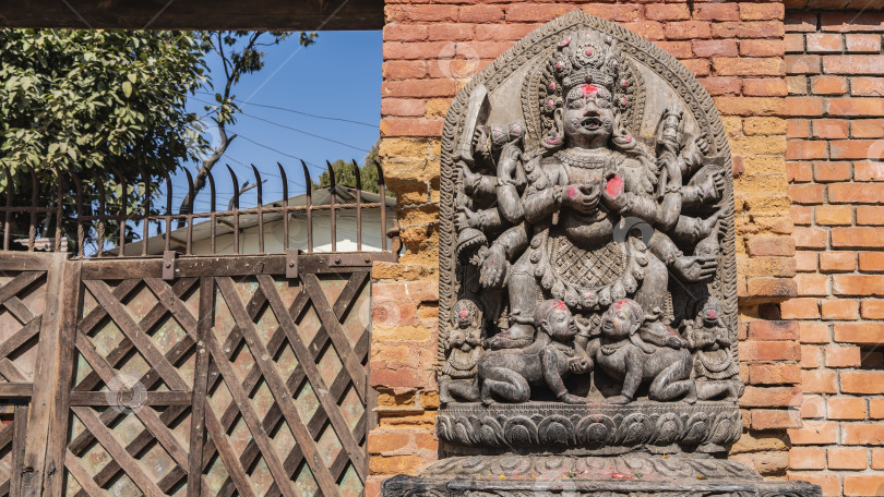 Скачать Знаменитая неварская архитектура. Барельеф на кирпичной стене. фотосток Ozero