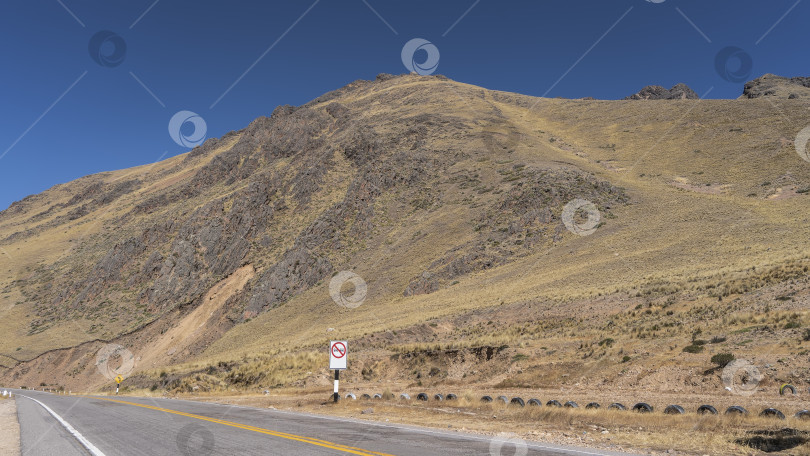 Скачать Шоссе в горной местности. Разделительные линии на асфальте. фотосток Ozero