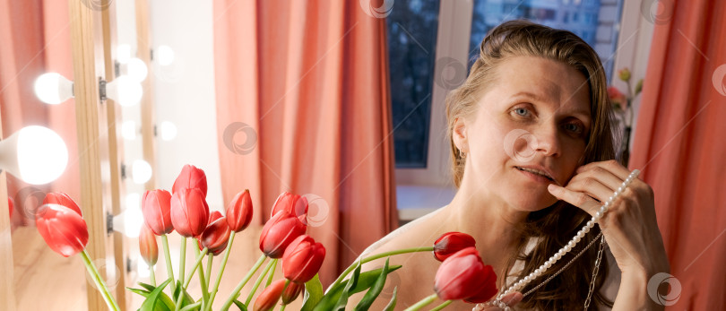 Скачать Женский портрет С Жемчужным Браслетом, Трогательное Лицо На фоне Красных Тюльпанов фотосток Ozero