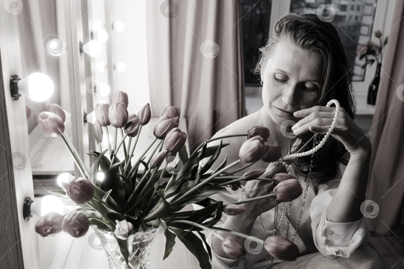 Скачать Женщина с Жемчужным ожерельем У Лица, Мягкий Монохромный Портрет с Тюльпанами фотосток Ozero