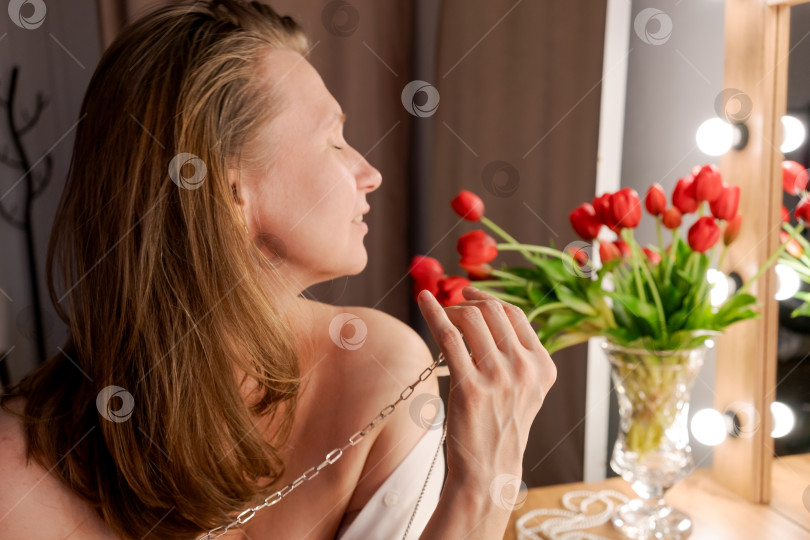 Скачать Женский профиль с колье-цепочкой и тюльпанным боке фотосток Ozero