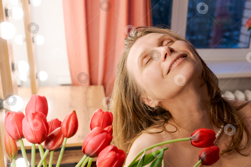 Скачать Женщина, Запрокинувшая Голову, Улыбается Среди Красных Тюльпанов фотосток Ozero