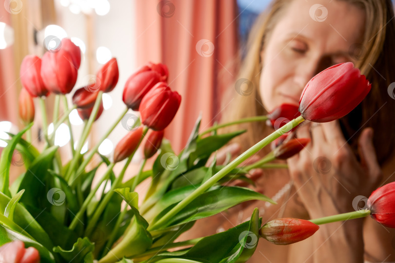 Скачать Букет красных тюльпанов с женским цветочным букетом Боке фотосток Ozero