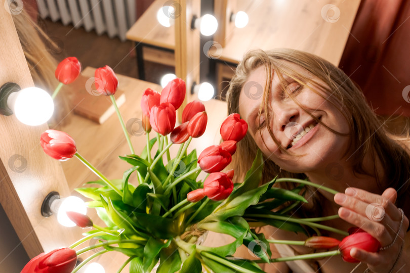 Скачать Женщина улыбается среди тюльпанов Под углом Сверху Вниз фотосток Ozero
