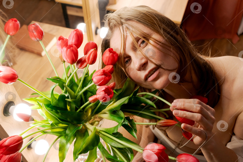 Скачать Женщина Пристально смотрит на Тюльпаны, Вид сверху Вниз фотосток Ozero