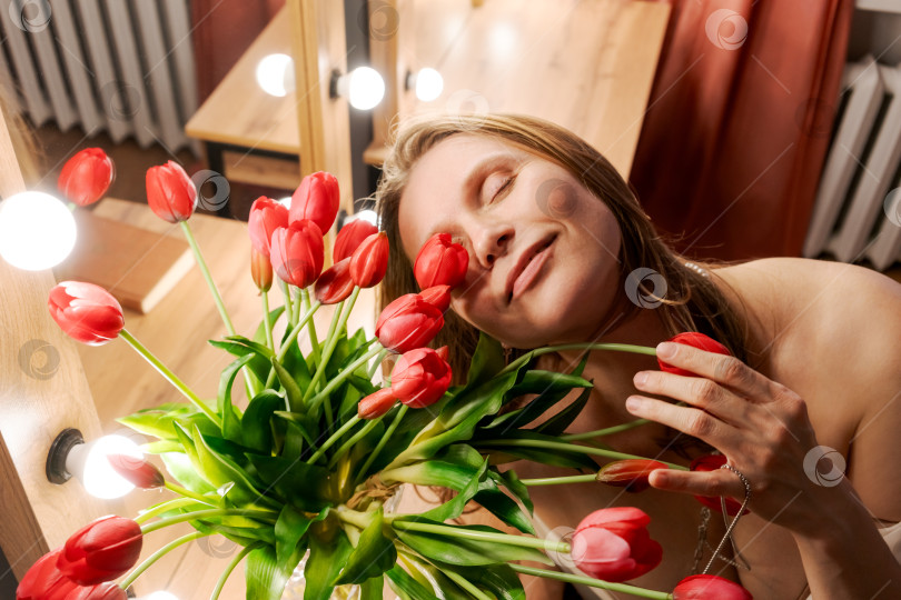 Скачать Женщина С закрытыми глазами Улыбается Среди Тюльпанов Над головой фотосток Ozero