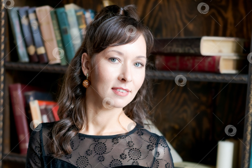 Скачать Портрет элегантной женщины крупным планом в классической библиотечной обстановке фотосток Ozero