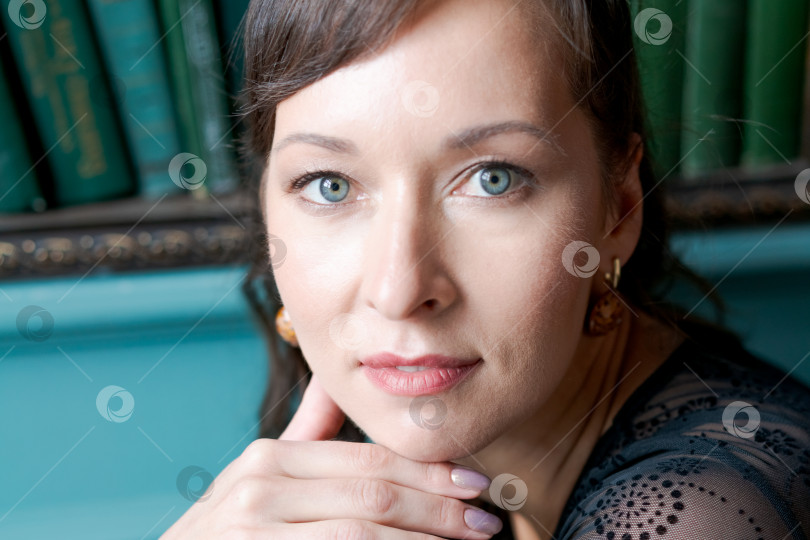 Скачать Экстремальный портрет красивой женщины с голубыми глазами крупным планом в библиотеке фотосток Ozero
