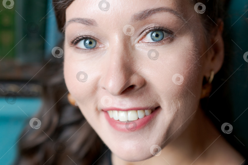 Скачать Портрет радостной улыбающейся женщины с голубыми глазами крупным планом фотосток Ozero