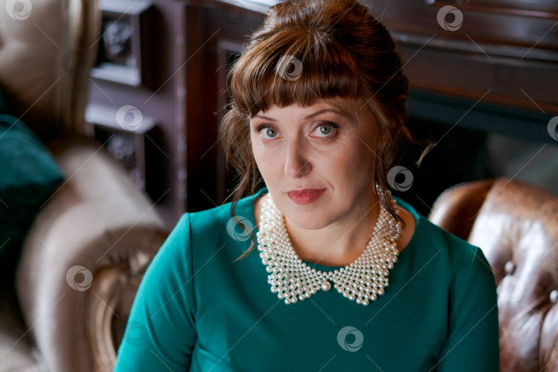 Скачать Портрет элегантной зрелой женщины крупным планом с жемчужным воротничком фотосток Ozero