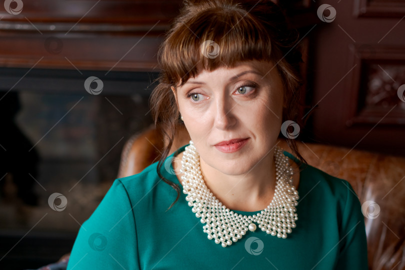 Скачать Задумчивая Зрелая женщина, смотрящая вдаль в классическом роскошном интерьере фотосток Ozero