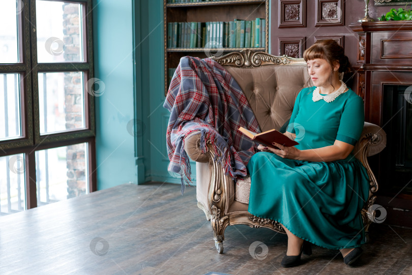Скачать Элегантная женщина читает книгу в роскошном классическом интерьере с большим окном фотосток Ozero