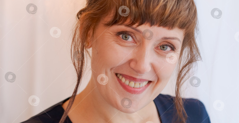 Скачать Экстремальный крупный план Счастливой зрелой женщины, тепло улыбающейся фотосток Ozero