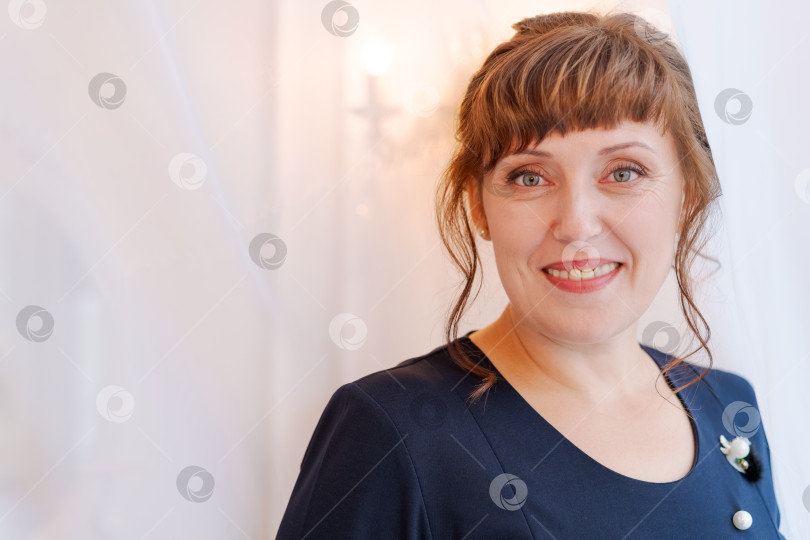 Скачать Крупный план портрета лучезарно улыбающейся женщины в элегантном платье фотосток Ozero