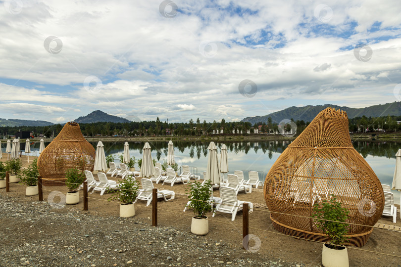 Скачать Зона отдыха около озера у отеля Манжерок. Горный Алтай. фотосток Ozero