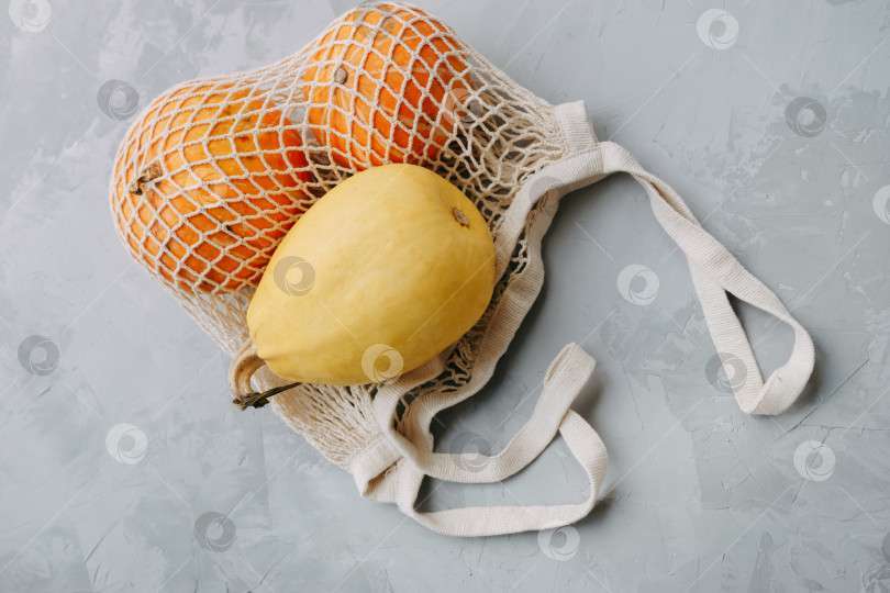 Скачать Сетчатая хозяйственная сумка с овощами. Осенний урожай тыквы фотосток Ozero