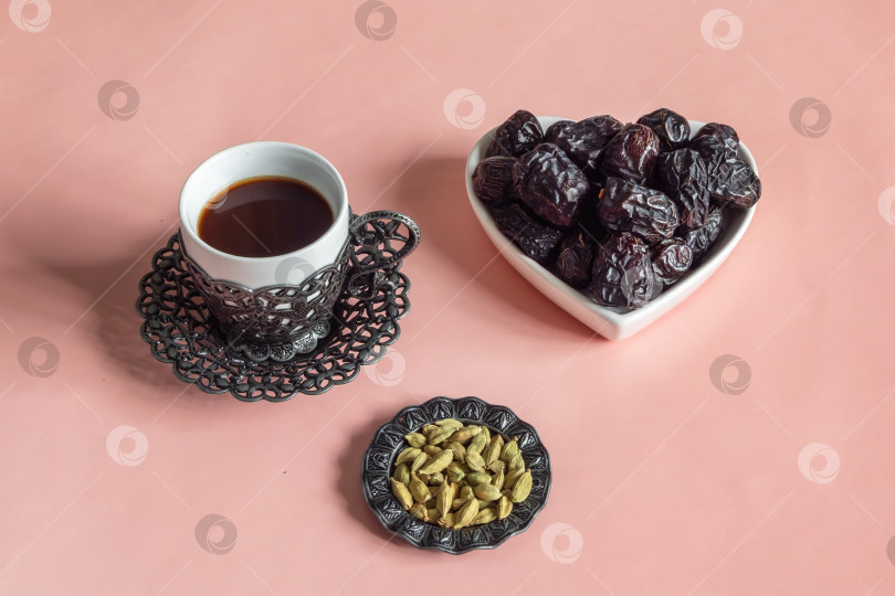 Скачать Вид сверху рядом с сушеными финиками и фруктами лежит чашка кофе с кардамоном фотосток Ozero