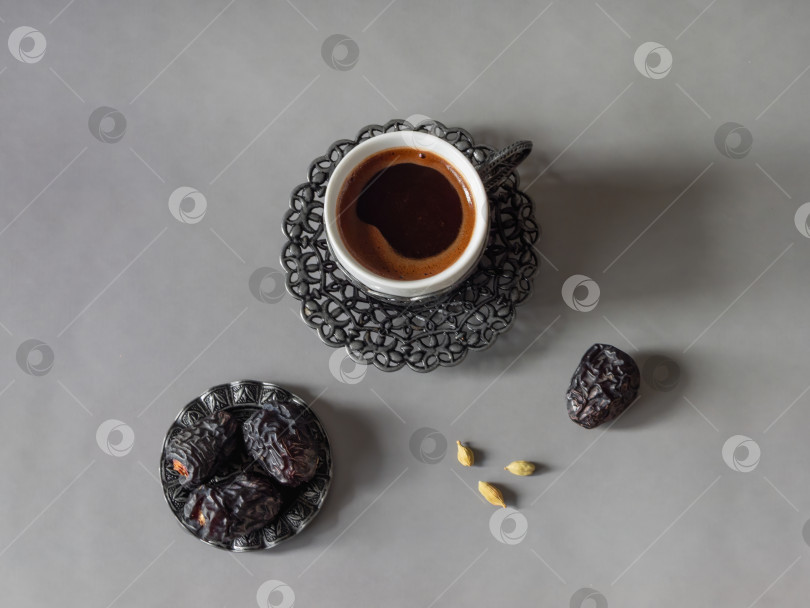 Скачать Вид сверху чашка темного кофе стоит на декоративной металлической подставке. фотосток Ozero