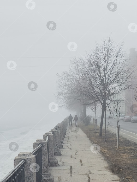 Скачать Городская набережная в густом тумане фотосток Ozero