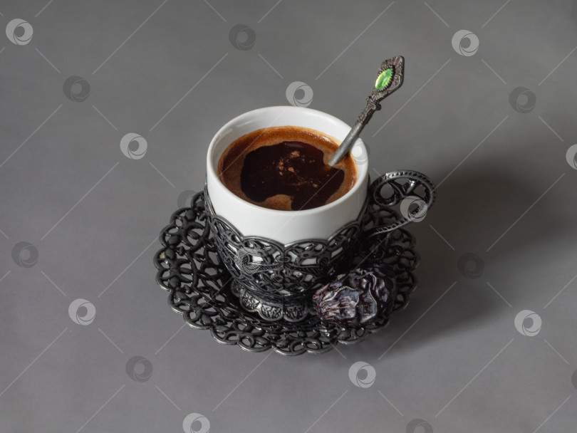 Скачать Темный кофе в изящной белой чашке фотосток Ozero