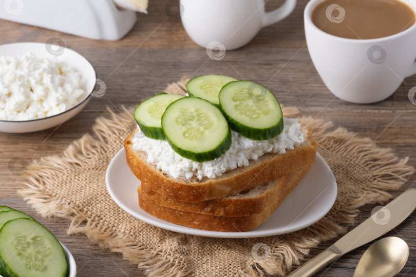 Скачать Бутерброды с творогом и огурцами фотосток Ozero