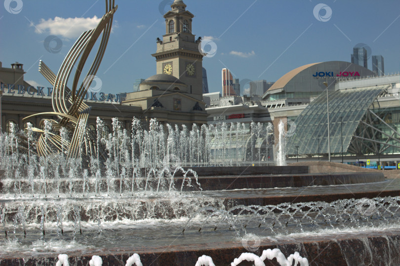 Скачать Фонтан на площади Киевского вокзала фотосток Ozero