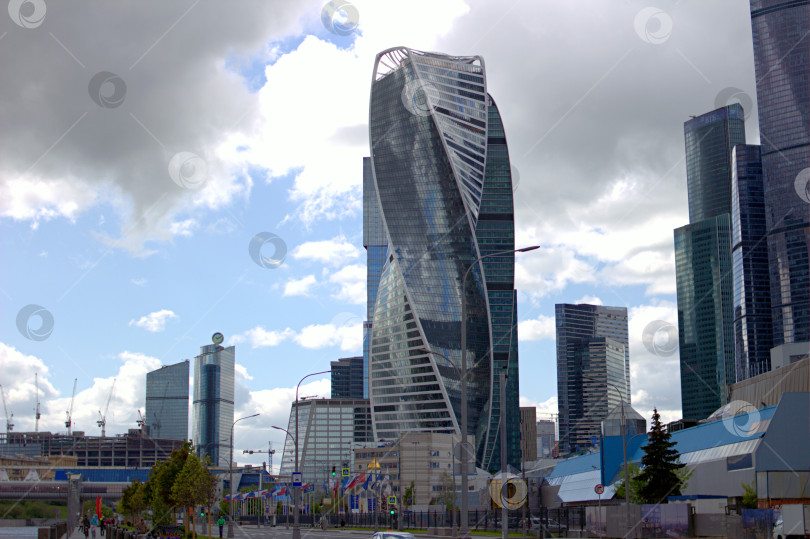 Скачать Небоскрёбы Москва-Сити на фоне облачного неба фотосток Ozero