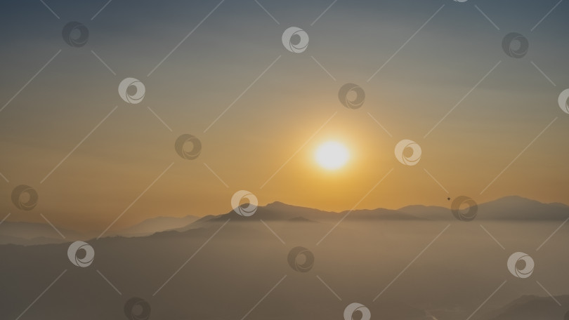 Скачать Закат в горах. Солнце уже низко. Небо оранжевое. фотосток Ozero