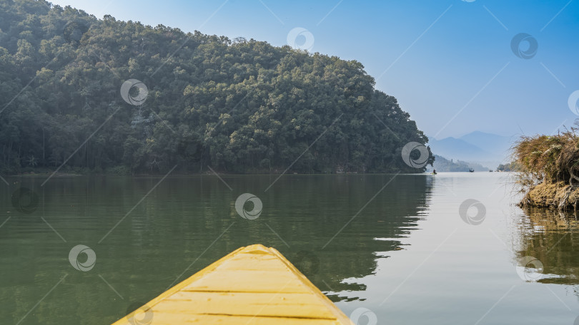 Скачать Красивое спокойное озеро. Зеленая растительность на берегах. фотосток Ozero