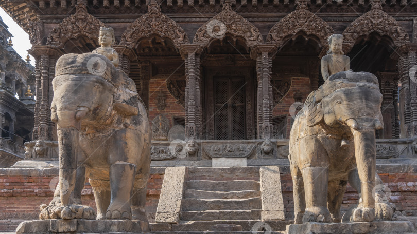 Скачать Архитектура Невара. Храм с арками, колоннами, изящной резьбой по дереву. фотосток Ozero