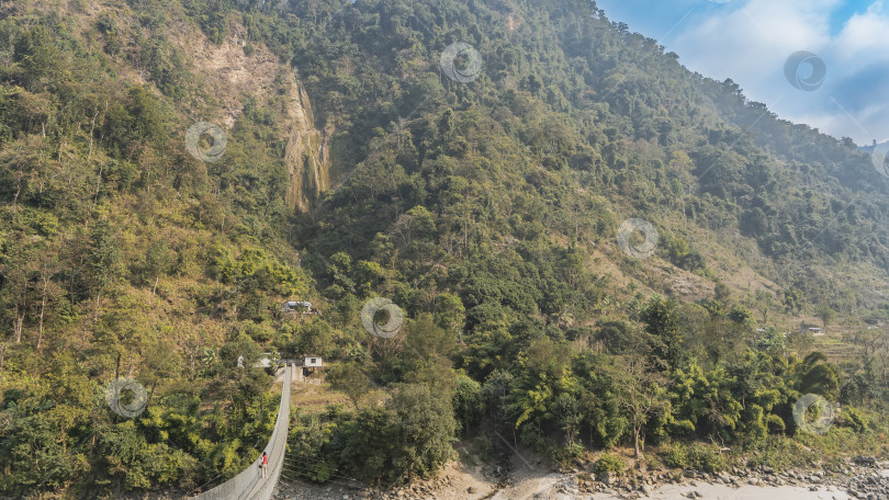 Скачать Подвесной мост через горную реку. фотосток Ozero