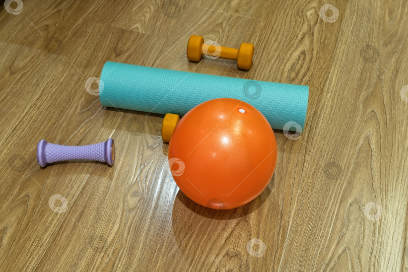 Скачать В течение дня в фитнес-центре на кафельном полу установлены тренажеры для тренировок фотосток Ozero