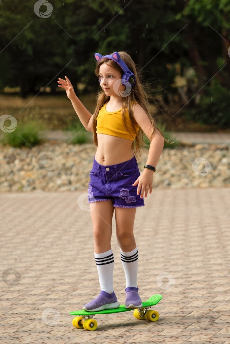 Скачать Модная девочка-ребенок со скейтбордом фотосток Ozero