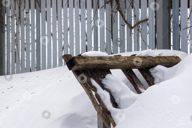 Скачать деревянная лестница в снегу во дворе сельского дома фотосток Ozero
