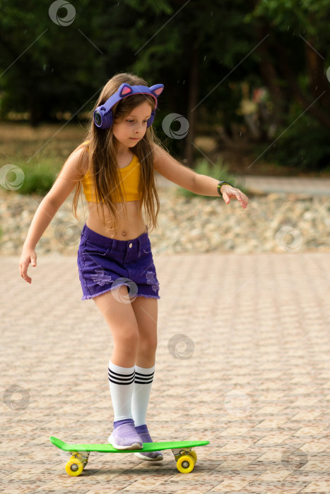 Скачать Модная девочка-ребенок со скейтбордом фотосток Ozero