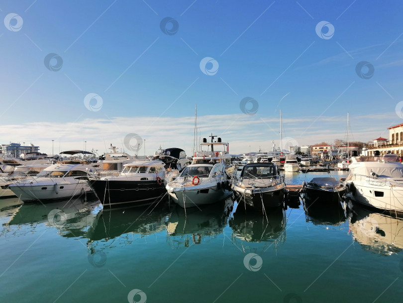 Скачать Морской порт со стоянками яхт фотосток Ozero