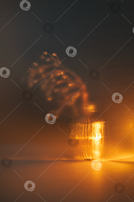 Скачать Золотистые прожилки и блики создают абстрактную, мечтательную композицию из мягкого светящегося боке и теплого оранжевого свечения, мягко отражающегося на приглушенной поверхности и создающего безмятежный фон фотосток Ozero