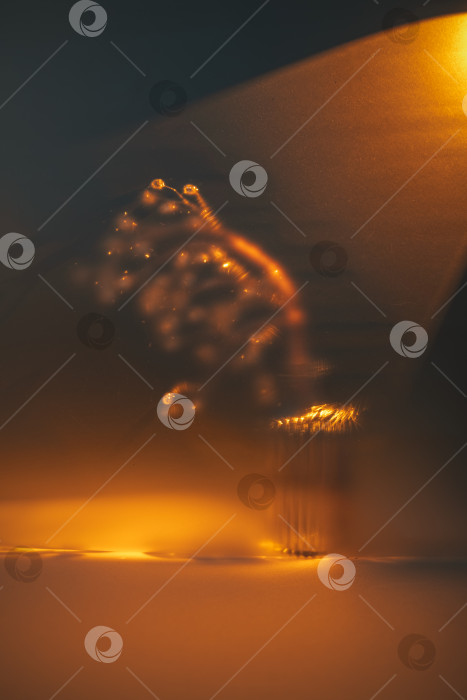 Скачать Золотистые прожилки и блики создают абстрактную, мечтательную композицию из мягкого светящегося боке и теплого оранжевого свечения, мягко отражающегося на приглушенной поверхности и создающего безмятежный фон фотосток Ozero