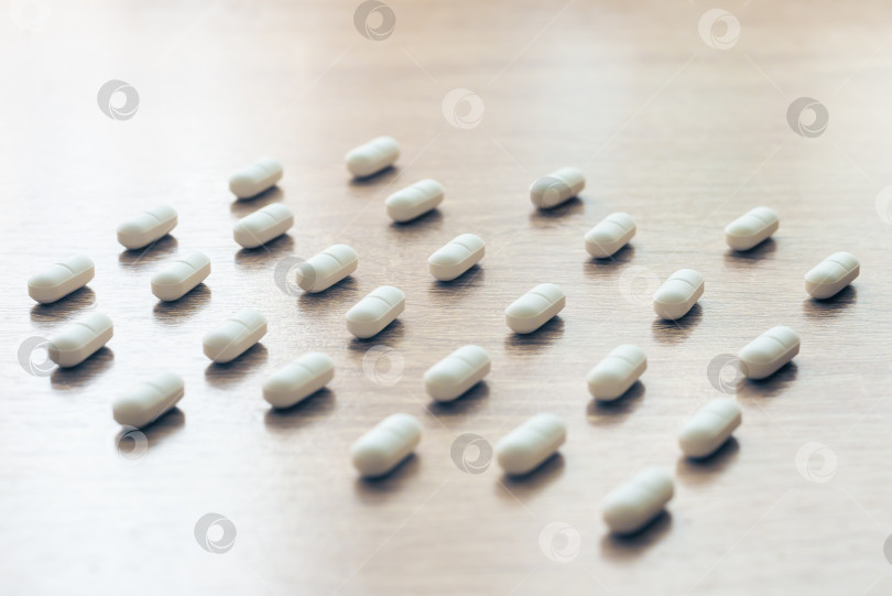 Скачать Таблетки, медикаменты, обезболивающие на деревянном столе фотосток Ozero