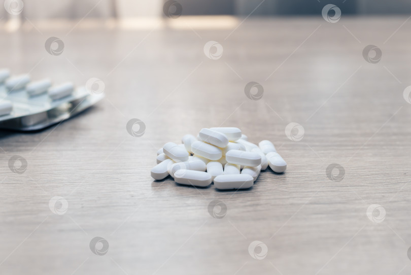 Скачать Таблетки, медикаменты, обезболивающие на деревянном столе фотосток Ozero