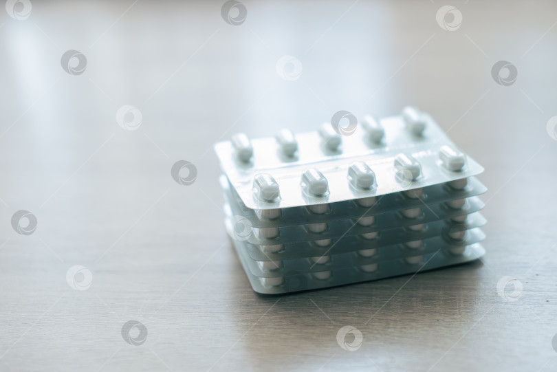 Скачать Таблетки, медикаменты, обезболивающие на деревянном столе фотосток Ozero