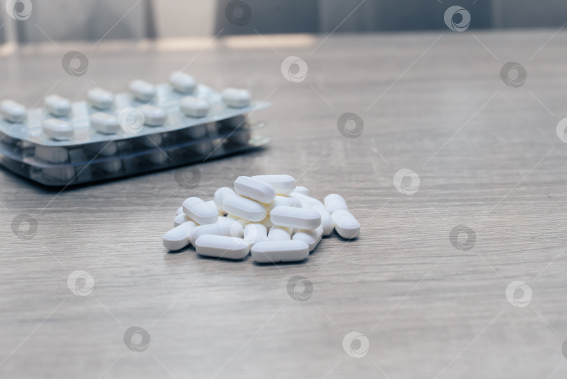 Скачать Таблетки, медикаменты, обезболивающие на деревянном столе фотосток Ozero
