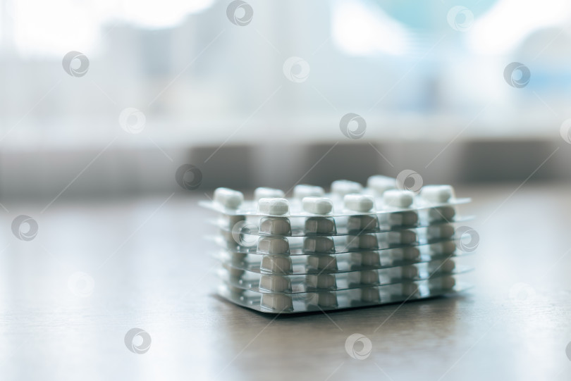 Скачать Таблетки, медикаменты, обезболивающие на деревянном столе фотосток Ozero