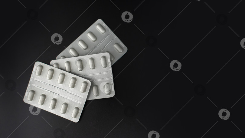 Скачать Таблетки, медикаменты, обезболивающее на черном столе фотосток Ozero