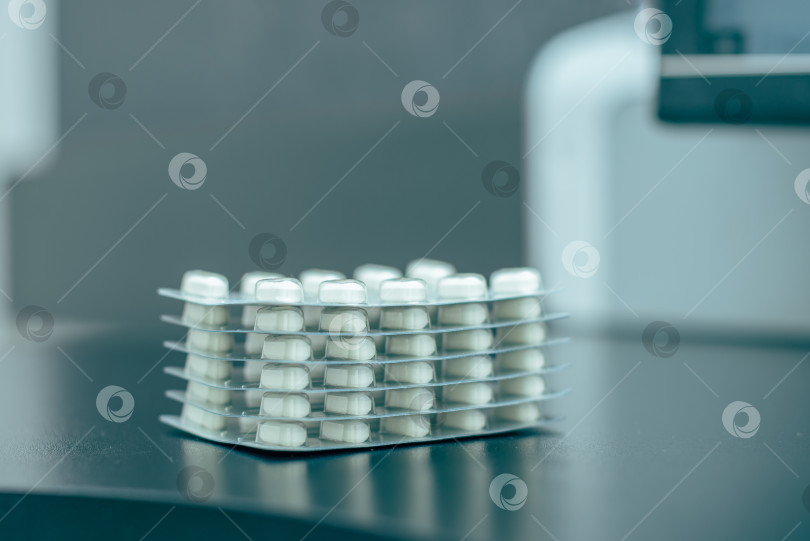 Скачать Блистерная упаковка с таблетками на столе в медицинском помещении фотосток Ozero