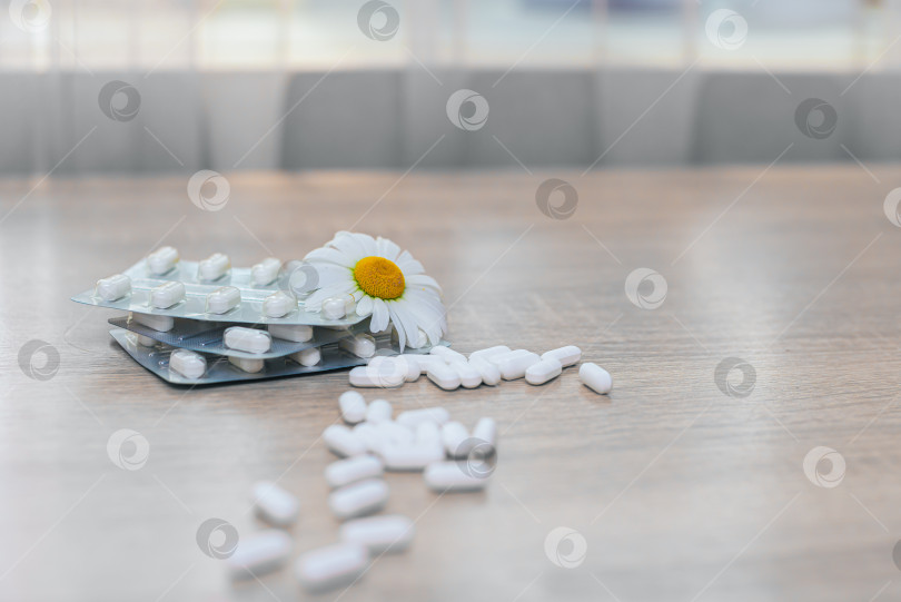 Скачать Таблетки, медикаменты, обезболивающие на деревянном столе фотосток Ozero