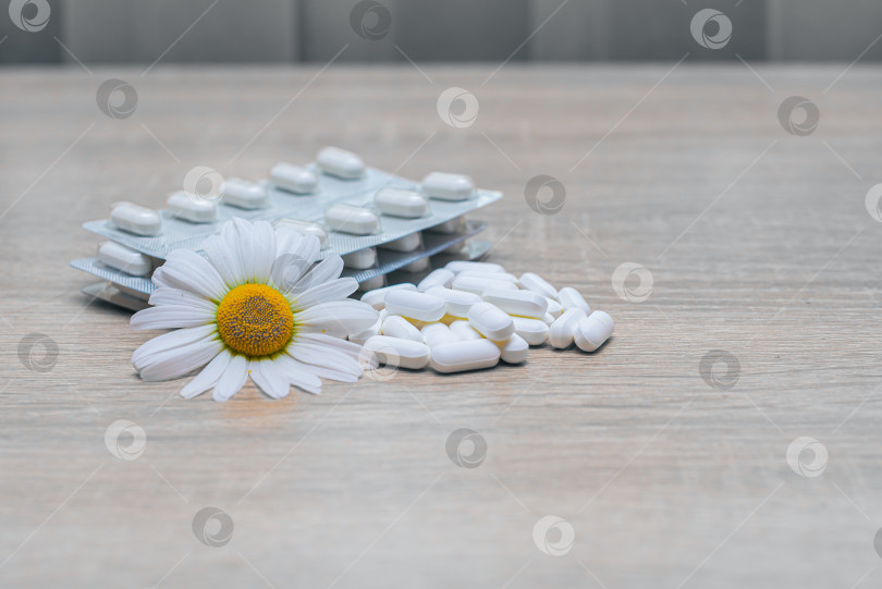 Скачать Таблетки, медикаменты, обезболивающие на деревянном столе фотосток Ozero