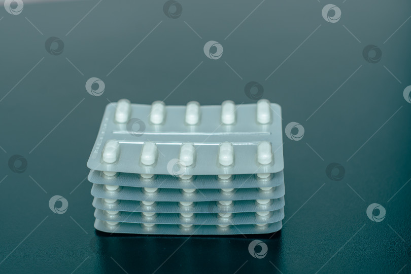 Скачать Упаковки таблеток на столе фотосток Ozero